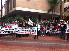 Protesto contra as obras de revitalização da Avenida Brasil em Maringá reúne quase 200 pessoas